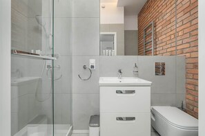 Douche, sèche-cheveux, serviettes fournies