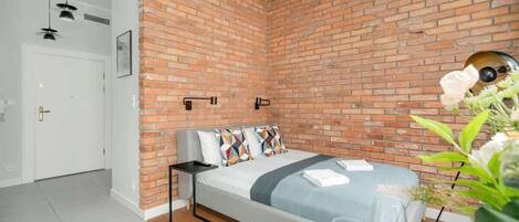 Iron/ironing board, WiFi, bed sheets