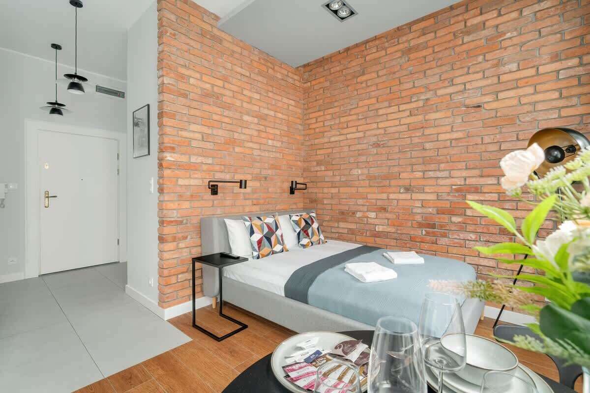 Tabla de planchar con plancha, wifi, ropa de cama