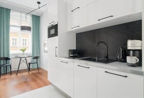 Réfrigérateur, micro-ondes, plaque de cuisson, lave-vaisselle