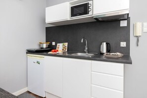 Kjøleskap, mikrobølgeovn, kokeplater og kjøkkenutstyr