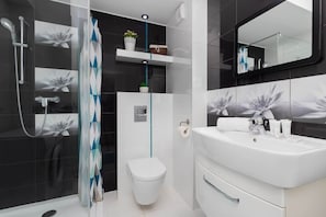 Douche, sĂšche-cheveux, serviettes fournies, shampoing