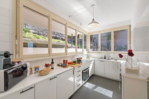 Family Apartment, Multiple Bedrooms (Casa Serenella Splendid Lake view) | Private kitchen
