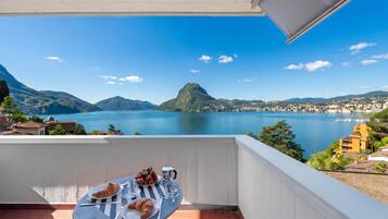 Appartamento familiare, 3 camere da letto, balcone (Casa Serenella Splendid Lake view) | Ristorazione all'aperto