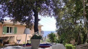 屋外ダイニングエリア