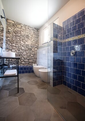 Douche, sèche-cheveux, bidet, serviettes fournies
