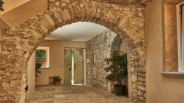 Unclassified image, 1 of 24, button - Apartment in historic building - blue (Bedero)