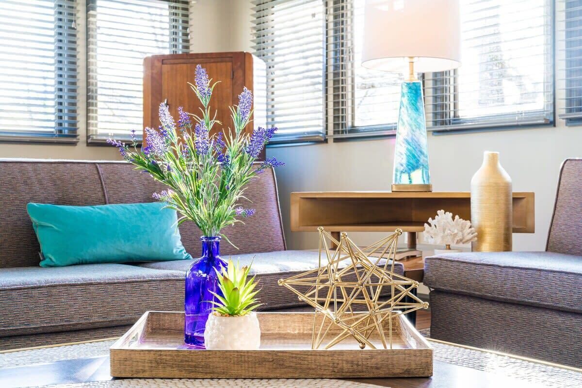 Televisión, libros y oficina 