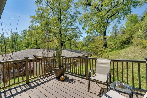 The Loft - Lounge with Grill and Hot Tub!