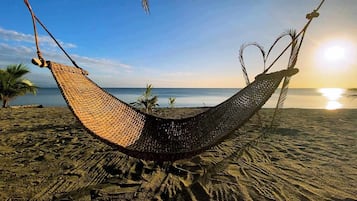 På stranden, gratis strandcabanor, solstolar och parasoller