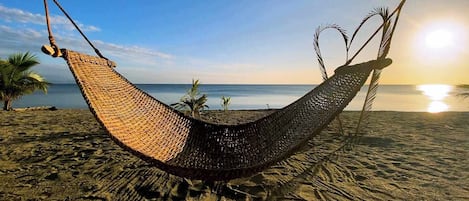 En la playa, camas de playa gratis, sillas reclinables de playa
