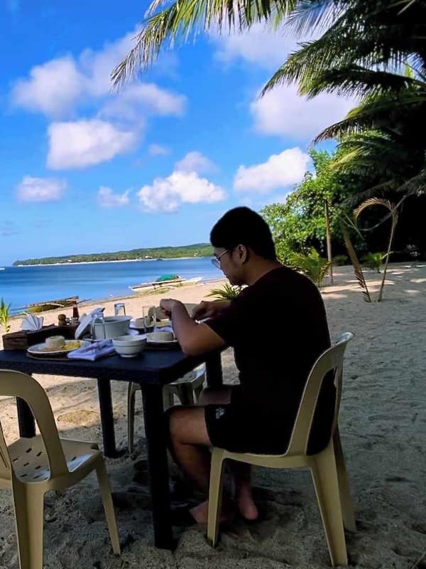 Trên bãi biển, lều miễn phí, ghế dài tắm nắng, dù trên bãi biển