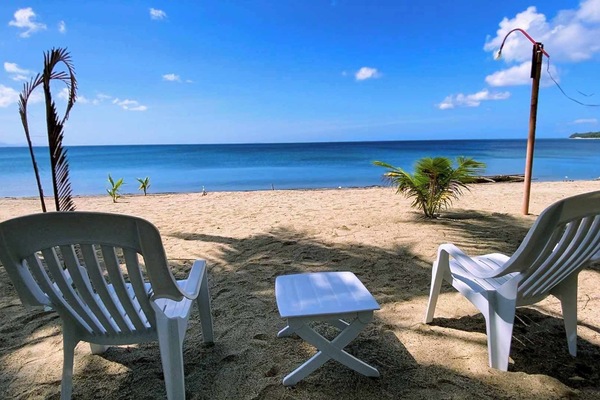 En la playa, camas de playa gratis, sillas reclinables de playa