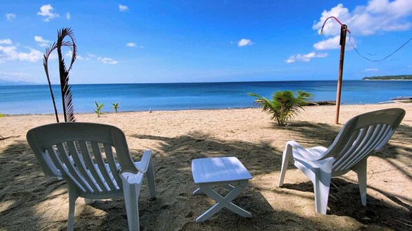På stranden, gratis strandcabanor, solstolar och parasoller