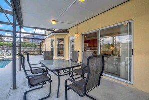 Outdoor dining - Spacious Five Bed Holiday Home (Kissimmee)