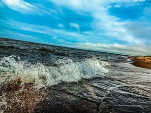 Una playa con olas rompiendo sobre la orilla.