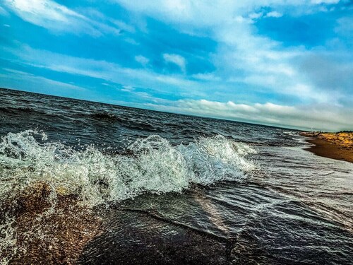 Summer dates! Spacious 3 bed 2 bath! Enormous Kitchen! Close to Lake Superior!