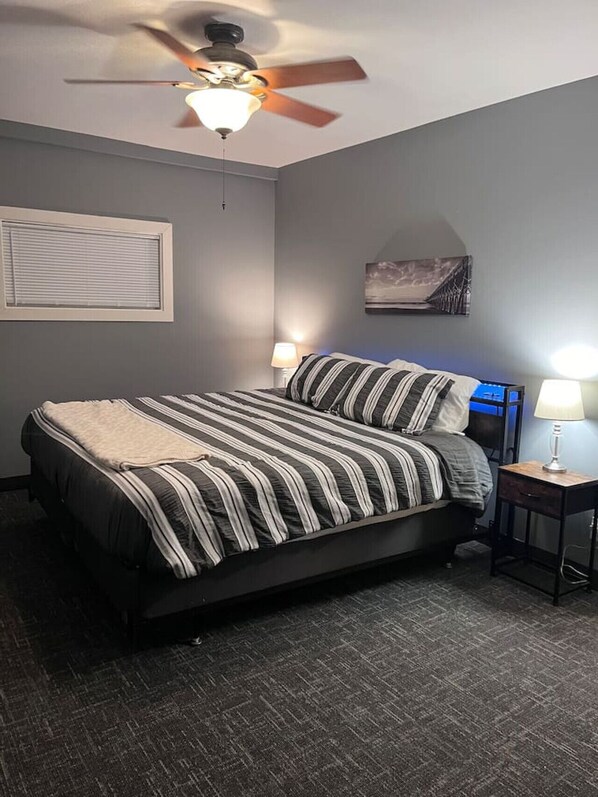 3 chambres, bureau, fer et planche à repasser, lit de bébé portatif