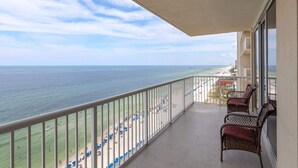Un balcone con vista sulla spiaggia e sull'oceano.