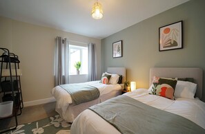 5 bedrooms, iron/ironing board, free WiFi, bed sheets - Comfortable Wetherby town house sleeps 9 perfect for families or larger groups  (WETHERBY)