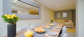 Comfortable Wetherby town house sleeps 9 perfect for families or larger groups 