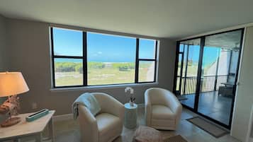 Smart TV, books, stereo