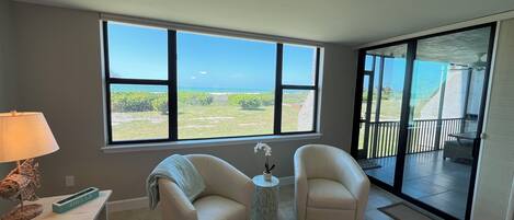 Smart TV, books, stereo