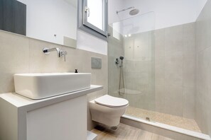 Deluxe Villa, Sea View | Bathroom | Spring water tub, free toiletries, hair dryer, slippers