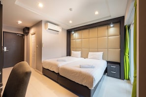 Studio de base, 2 lits jumeaux | Bureau, accès au Wi-Fi (inclus)