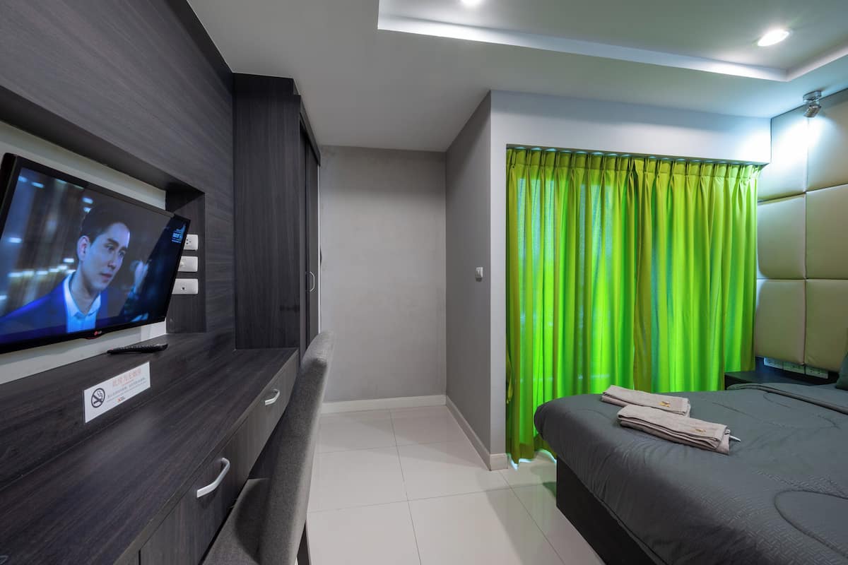 Basic Studio, 1 Queen Bed