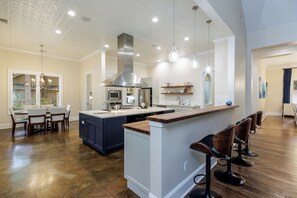 Køleskab, mikrobølgeovn, ovn, kogeplade