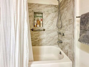 Douche, séchoir à cheveux, shampooing