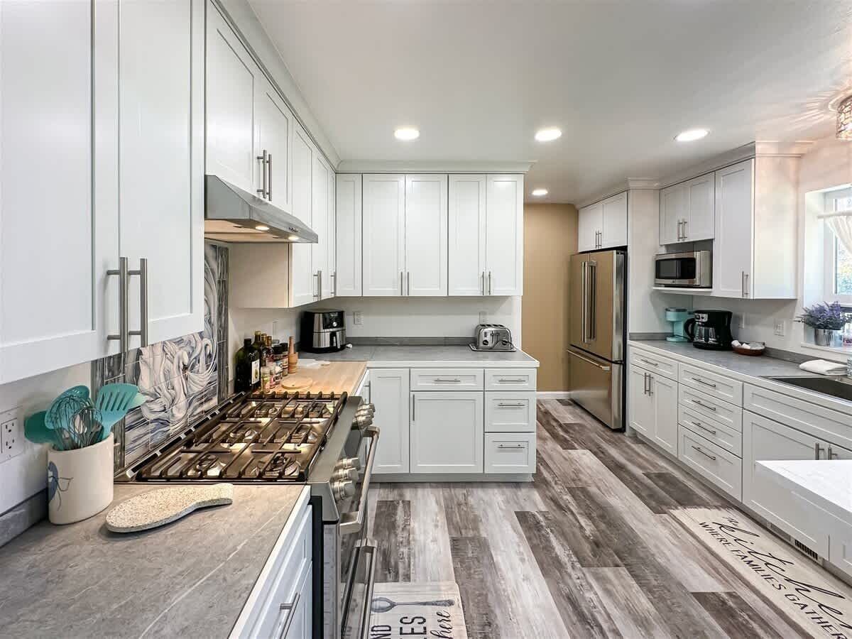 Kjøleskap, mikrobølgeovn, ovn og kokeplater