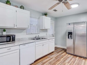 ثلاجة، ميكروويف، فرن، موقد طهي مسطح