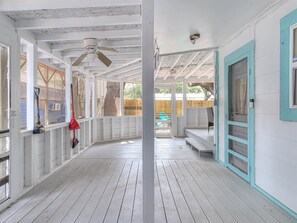 Interior - Bahia Oz- Quaint Cottage, Walk to Restaurants and Bar, Screened Porch, RV Pad (Fulton)