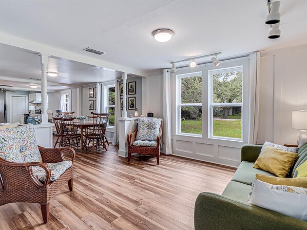 TV - Bahia Oz- Quaint Cottage, Walk to Restaurants and Bar, Screened Porch, RV Pad (Fulton)