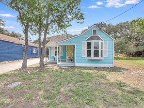 Exterior - Bahia Oz- Quaint Cottage, Walk to Restaurants and Bar, Screened Porch, RV Pad (Fulton)