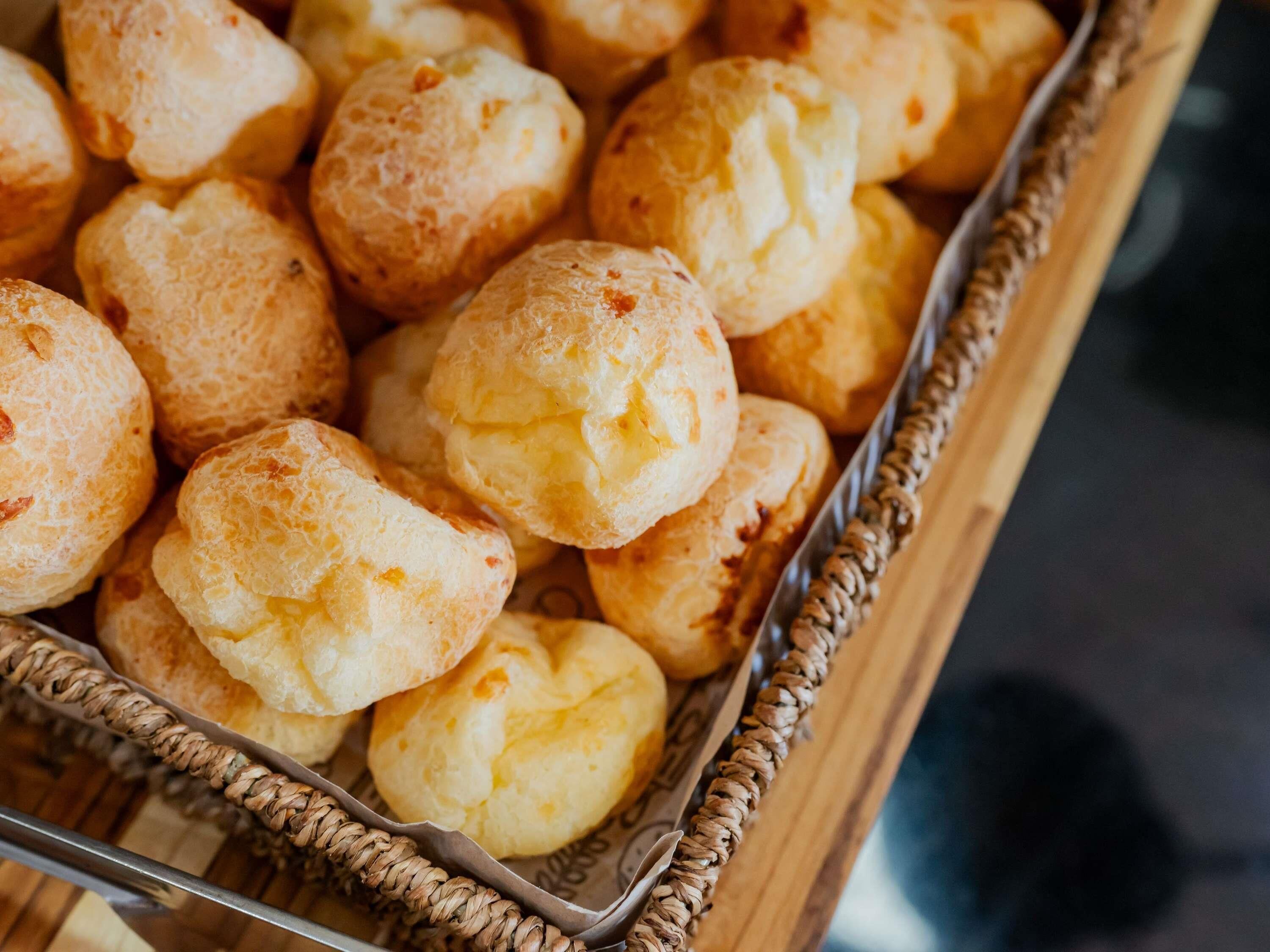 Una cesta de pan de queso.