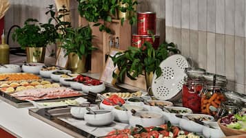 Desayuno buffet diario (PLN 99 por persona)