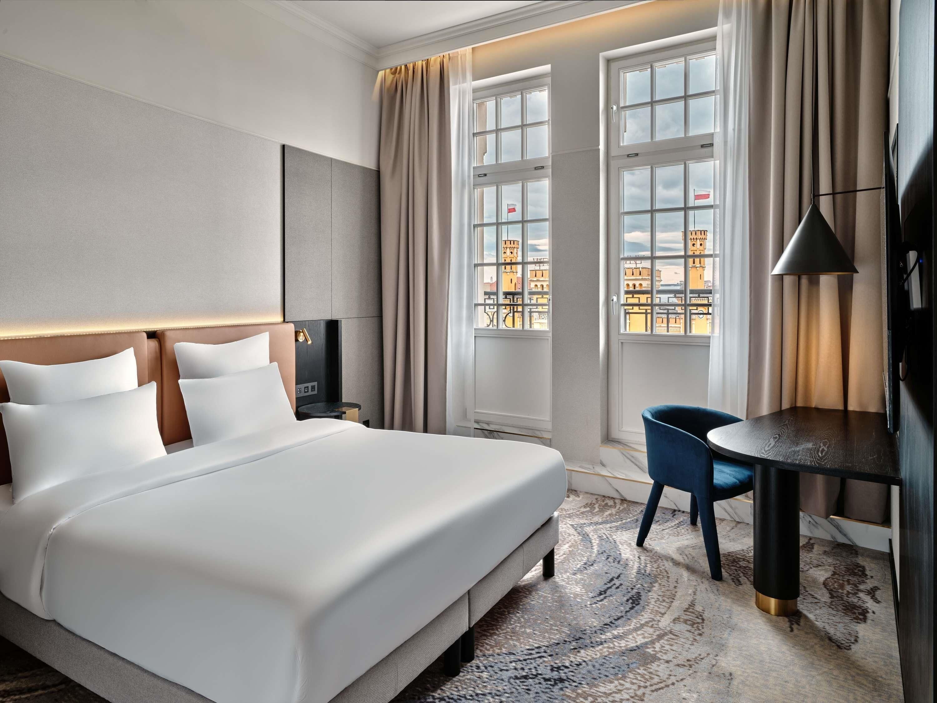Hypo-allergenic bedding, minibar, in-room safe, desk