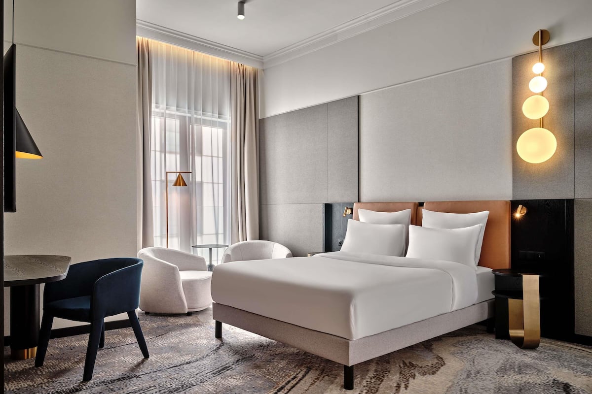Quarto clássico, 1 cama Queen | Roupas de cama antialérgicas, frigobar, cofres nos quartos, escrivaninha