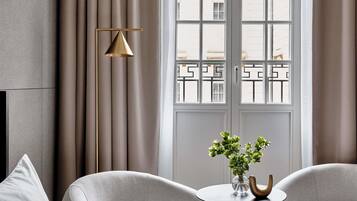 Hypo-allergenic bedding, minibar, in-room safe, desk