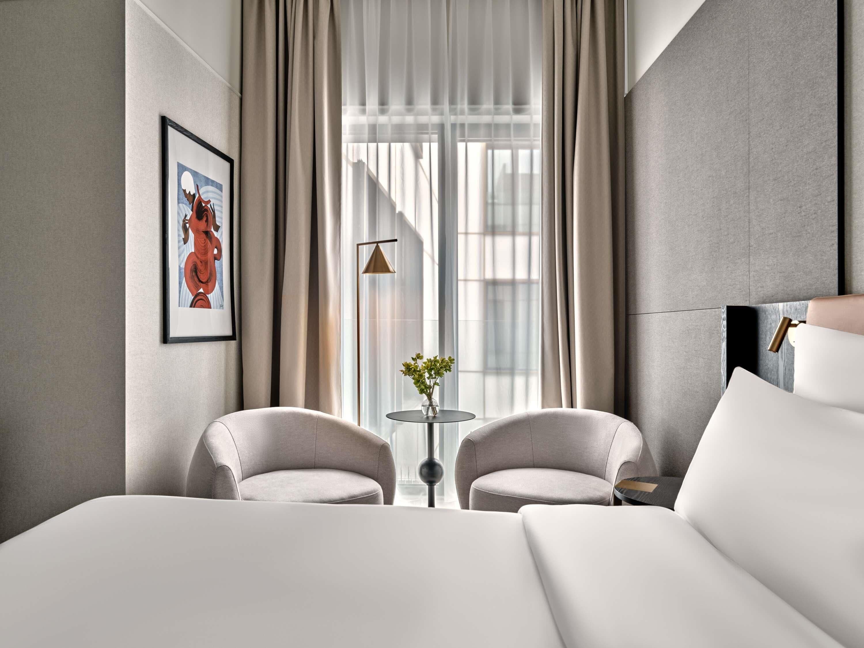 Classic Room, 1 Queen Bed | Hypo-allergenic bedding, minibar, in-room safe, desk