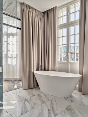 Suite, 1 tweepersoonsbed met slaapbank (Privilege with separate living) | Badkamer | Een douche, een hydromassagedouche, een haardroger, badjassen