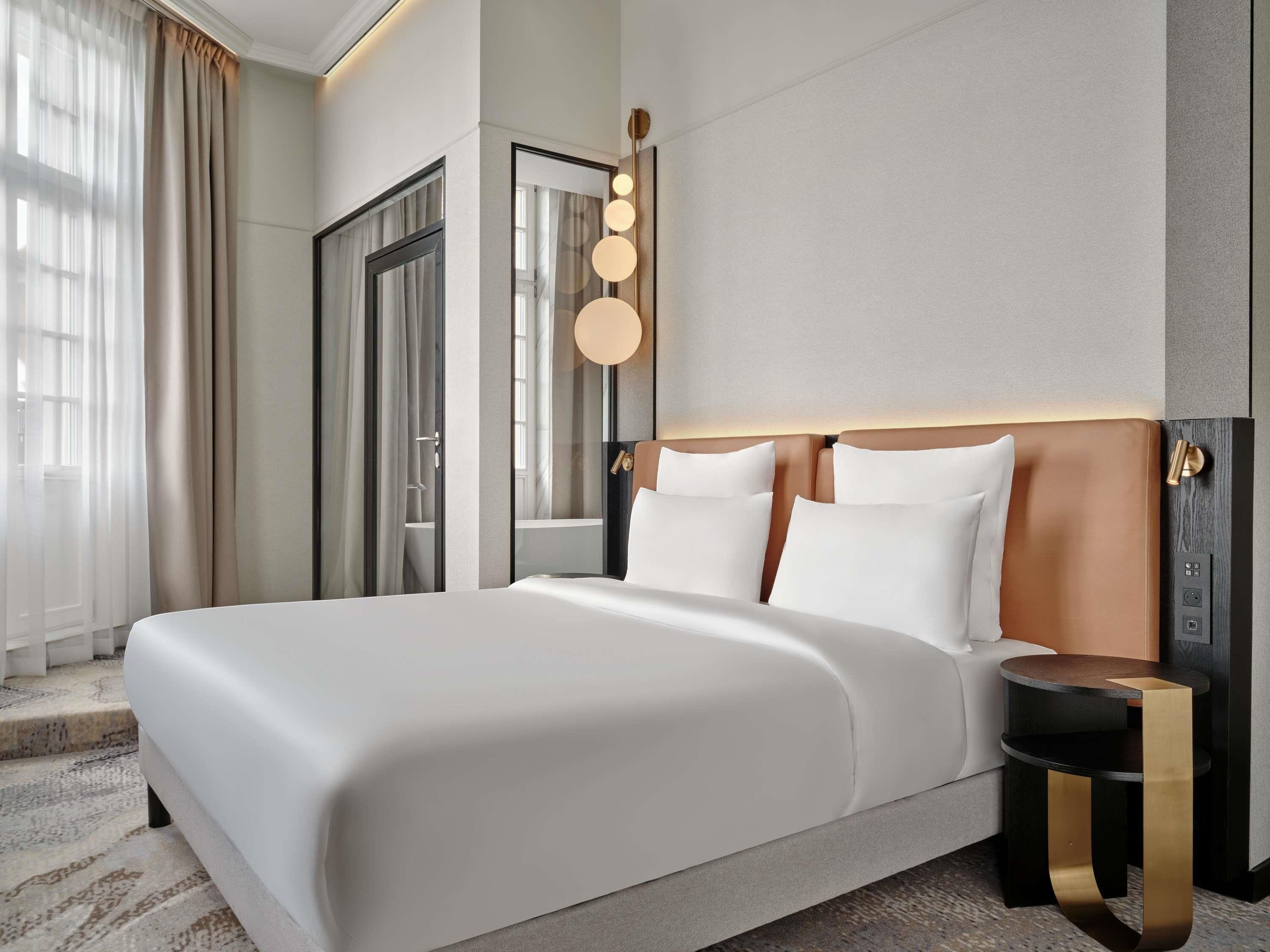 Suite, 1 Double Bed with Sofa bed (Privilege with separate living) | Hypo-allergenic bedding, minibar, in-room safe, desk