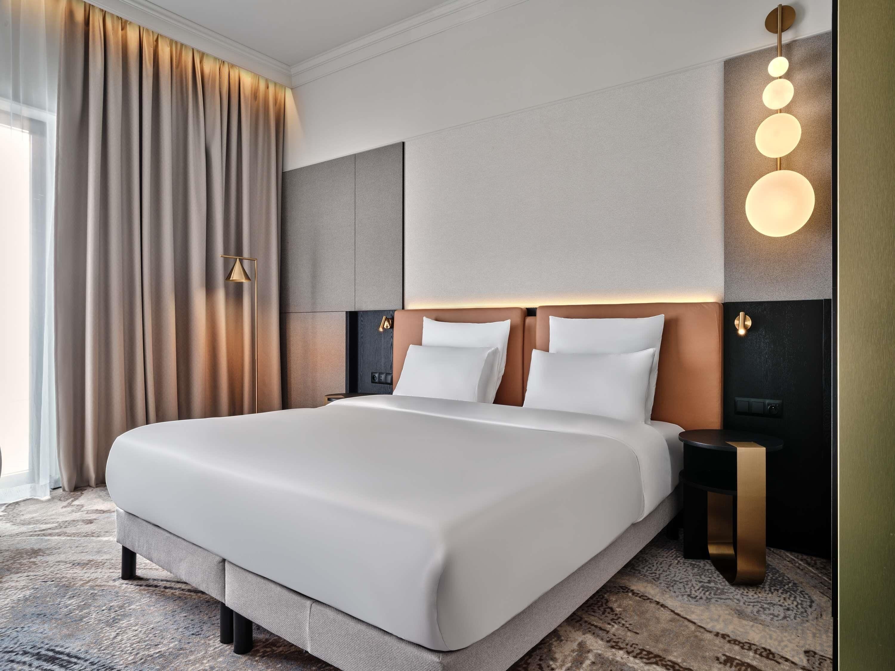 Classic Room, 1 King Bed | Hypo-allergenic bedding, minibar, in-room safe, desk