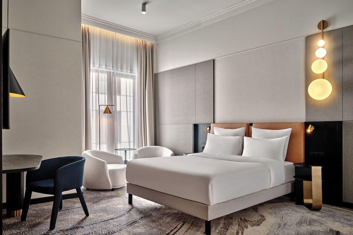 Hypo-allergenic bedding, minibar, in-room safe, desk