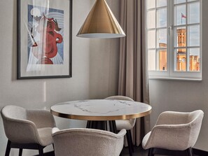 Suite, 1 tweepersoonsbed met slaapbank (Privilege with separate living) | Hypoallergeen beddengoed, een minibar, een kluis op de kamer, een bureau
