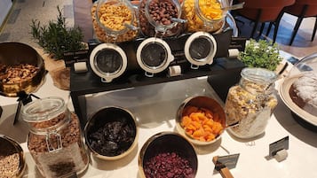Daily buffet breakfast (PLN 99 per person)