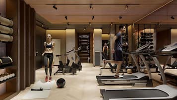 Una palestra moderna con tapis roulant, cyclette e diverse attrezzature per il fitness.